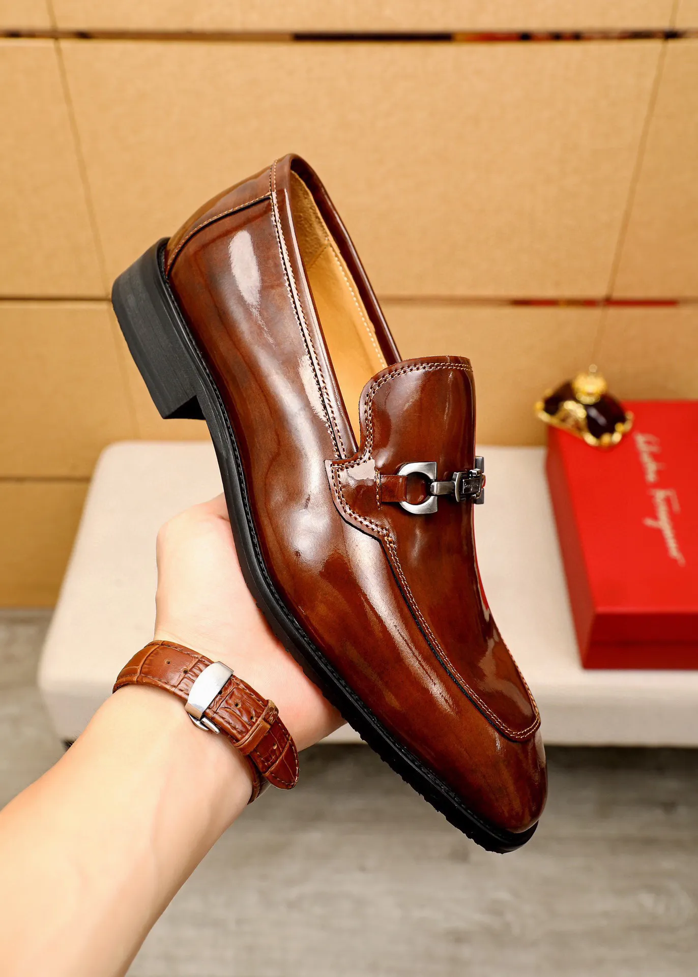 Men's shoes 💰460 💐 Product trademark: Ferragamo "Ferragamo" casual leather shoes Regular size: 38-44 (custom-made for 45🉑️) Product materials: Selected imported first-layer open-edge beaded cowhide upper + original hardware buckle, imported water-dyed cowhide leather lining. Strong three-dimensional visual effect, combined outsole Color: 3⃣️colors available